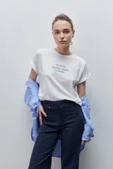 Pantalón de jean azul marino, de tiro alto y calce ajustado con pierna recta levemente amplia, bolsillos traseros y recortes verticales en el delantero.