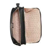 Cartera tipo bandolera Guess modelo Viviette, color negro con estampado de monograma en relieve. Presenta cierre superior, logo triangular metálico en el frente y correa de cinta ajustable con herrajes plateados.