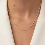 Cadena de eslabones tipo rolo fabricada en plata 925, con un diseño clásico y versátil.