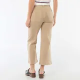 Pantalón de corte wide leg color beige, con bolsillos frontales tipo parche y cierre de botón y cremallera.