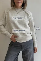 Sweater de punto de corte holgado en color gris melange, con cuello redondo y puños acanalados que presentan un detalle de contraste en color blanco. Posee mangas tipo raglán y una textura suave y elástica.