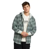 Camisa de manga larga con cuello y botones, con un patrón de cuadros en tonos azules, verdes y marrones. La camisa se lleva abierta sobre una remera con capucha de color claro.