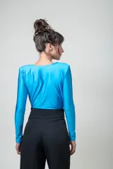 Body de lycra color celeste con escote drapeado y mangas largas.
