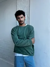 Buzo verde de algodón, corte oversize.