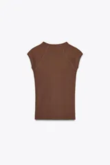 Camiseta color crudo de corte slim fit, con escote en pico, manga corta y tejido de punto acanalado.