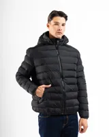 Campera de nylon capitoneada color azul marino, con capucha y cierre frontal.