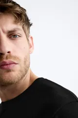 Jersey de algodón de punto, color rosa pálido, con cuello redondo y manga corta, corte relajado.