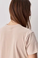 Remera Casentino de manga corta y cuello redondo, de corte amplio y asimétrico con diseño cruzado en el frente.