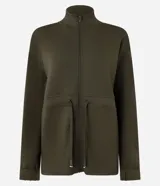Campera deportiva color verde militar, confeccionada en modal. Tiene cuello alto, cierre por cremallera y lazo para ajustar en la cintura.