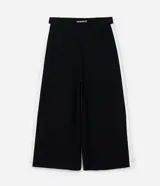 Pantalón pantacourt negro con raya lateral blanca, confeccionado en viscosa y elastano.