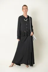 Camisa italiana de manga larga color gris topo, con cuello clásico, cierre frontal con botones y aplique de puntilla en el ruedo.