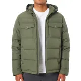Campera puffer verde oliva con capucha, cierre frontal con cremallera, dos bolsillos de parche con solapa abotonada en el pecho y dos bolsillos laterales con cierre.