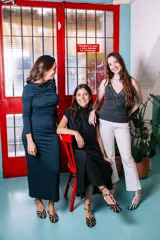 Sandalias tipo cangrejeras con rejilla en la punta y laterales combinados en ante morado y glitter dorado. Ajuste con hebilla en el tobillo. Fabricadas en España con interior de piel y suela de cuero. Cuentan con una cuña interna de 1,5 cm.