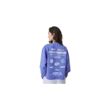 Remera de manga larga color azul, con cuello redondo y diseño oversize. Presenta múltiples estampados gráficos en color blanco en la espalda con inscripciones y logotipos de la marca Eme Studios.