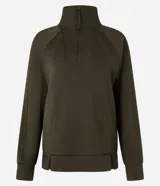 Buzo deportivo verde oliva de microfibra pesada, con cuello alto con cremallera, recorte en los hombros y dos aberturas en la parte de abajo.