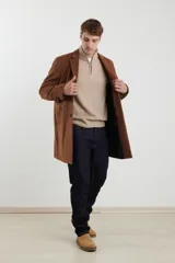 Sobretodo 3/4 de paño, color gris oscuro, con cuello solapa, cierre frontal de botones, manga larga y bolsillos laterales de ribete.