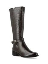 Bota de caña alta de cuero, color marrón, con taco medio, detalles texturizados tipo croco y hebilla metálica decorativa en el tobillo.