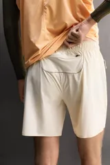 Shorts deportivos de entrenamiento Zara Athleticz, color beige, confeccionados en tejido técnico ligero y elástico con forro interior. Presentan cintura elástica ajustable, bolsillos frontales, bolsillo trasero de seguridad con cierre, aberturas laterales en el bajo y detalle de logo estampado en la pierna.