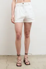 Short azul marino de lino con pinzas, tiro alto y corte holgado.