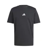Remera Adidas de corte regular, confeccionada en tejido de punto jersey de algodón. Presenta cuello redondo acanalado, hombros ligeramente caídos y el logo de las 3 Barras bordado en el centro del pecho.