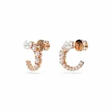 Par de aros tipo argolla bañados en oro rosa, con cristales Swarovski transparentes y perlas blancas. Cierre con tuerca a presión.