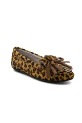 Mocasín de mujer con estampado de leopardo, confeccionado en cuero, con detalle de flecos y lazos de cuero marrón en el empeine.