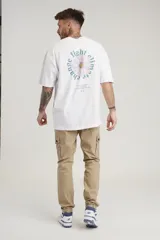 Pantalón cargo color verde oliva, de corte recto y tiro medio, con bolsillos laterales con solapa y bolsillos traseros.