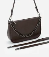 Cartera tipo baguette color marrón con textura efecto piel de serpiente. Presenta un diseño compacto con cierre de cremallera superior, una cadena decorativa frontal en tono oscuro y una correa larga ajustable y desmontable.