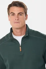 Buzo color borgoña de felpa con medio cierre frontal y cuello alto.