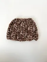 Gorro tipo casquete tejido a mano en crochet con hilo 100% algodón color marrón.