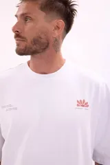 Remera color crudo de corte holgado con estampado pequeño en el frente.