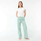 Pantalón de pijama de corte recto y holgado, confeccionado en popelina con estampado de rayas verticales finas en color verde y blanco. Cuenta con cintura elástica y cordón ajustable.