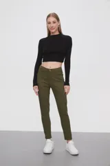 Pantalon de jean negro, corte skinny y tiro medio, con cierre frontal y bolsillos laterales.