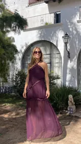 Vestido largo color bordó con escote halter y detalles de volados diagonales.