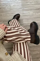 Pantalón de jean con estampado de rayas verticales marrones y blancas, de corte wide leg y tiro medio.