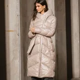 Campera puffer larga de diseño acolchado con cuello alto y capucha integrada. Presenta cierre frontal en diagonal, bolsillos laterales con botones y cinturón ajustable a la cintura. Cuenta con puños elastizados para mayor protección contra el frío.