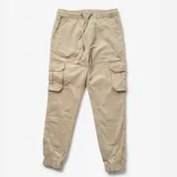 Pantalón cargo negro de corte relajado, con cintura elástica ajustable con cordón, bolsillos laterales con solapa y botones, y puños elásticos en los tobillos.