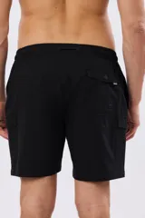 Short de baño cargo color negro, de diseño liso con bolsillos laterales y bolsillos utilitarios con solapa y botón en las piernas. Cuenta con cintura elástica ajustable mediante cordón.