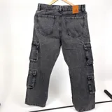 Pantalón jean cargo gris oscuro con bolsillos laterales y corte recto. Marca Duxon.