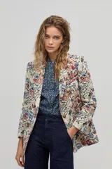 Blazer de poliéster con estampado floral, corte boxy, bolsillos frontales y cierre de un botón. Las mangas largas tienen un forro de algodón a rayas que se puede lucir al doblarlas.