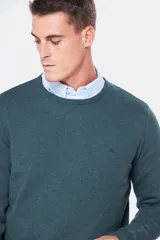 Buzo de punto color verde oscuro, con cuello redondo y mangas largas.