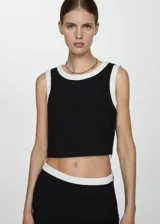 Top corto negro con ribetes blancos en cuello y sisas.