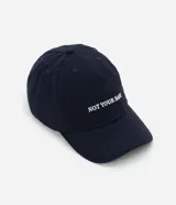 Gorra de sarga color negro con visera curva y bordado frontal en blanco con la frase "NOT YOUR BABE". Cuenta con regulador en la parte trasera.