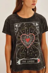 Remera de algodón con lavado stonewash y estampa central de inspiración esotérica con detalles en foil.