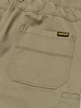 Pantalón jogger Caterpillar de twill en color verde militar, con cintura elástica con cordón de ajuste negro, bolsillos laterales y un bolsillo cargo en la pierna derecha con la etiqueta de la marca.