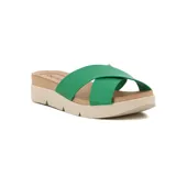 Sandalia tipo chinela de plataforma, color verde brillante, con tiras anchas cruzadas en el empeine. La base es de color beige claro con un detalle de apariencia madera en la plantilla, donde se lee la marca "Beira Rio".
