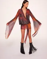 Minivestido cruzado con estampado animal print en tonos naranja, marrón y negro. Tiene escote en V pronunciado, mangas largas acampanadas y falda ajustada.