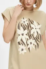Remera negra de algodón, con cuello redondo, mangas cortas holgadas con vuelta y estampa floral grande en el pecho.