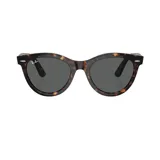 Lentes de sol Ray-Ban con montura carey y lentes grises.