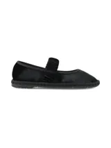 Ballerinas de terciopelo color negro, con tira elástica fruncida sobre el empeine y suela de caucho.